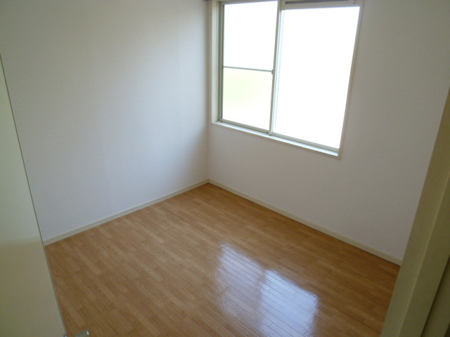 Other room space. East Western is convenient to use and storage