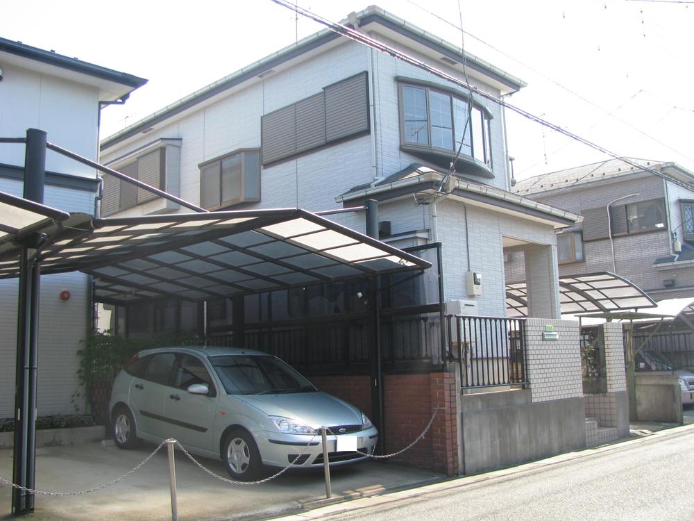 Local appearance photo. Is the appearance (2)