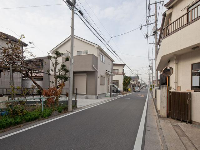 Local photos, including front road. ■ Room is a quiet road that!