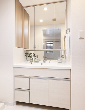 Bathing-wash room.  [Powder Room] The back of the wide triple mirror, It was provided with a storage space of the cabinet type. You can organize the clutter around basin with abundant storage capacity.