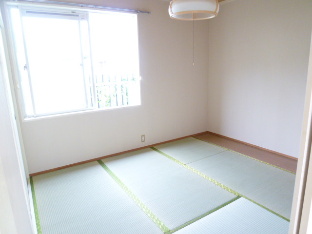 Other room space. It is a little wider than usual because the Japanese-style room is there is a part plates