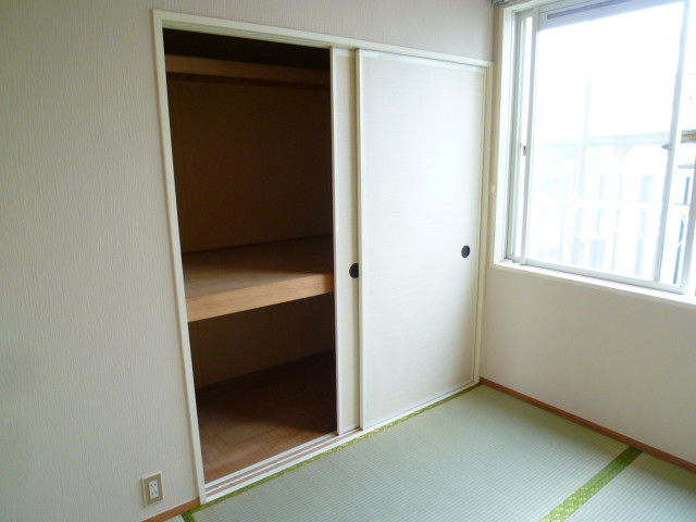 Receipt. Closet of the Japanese-style room is spacious with a minute between 1! !