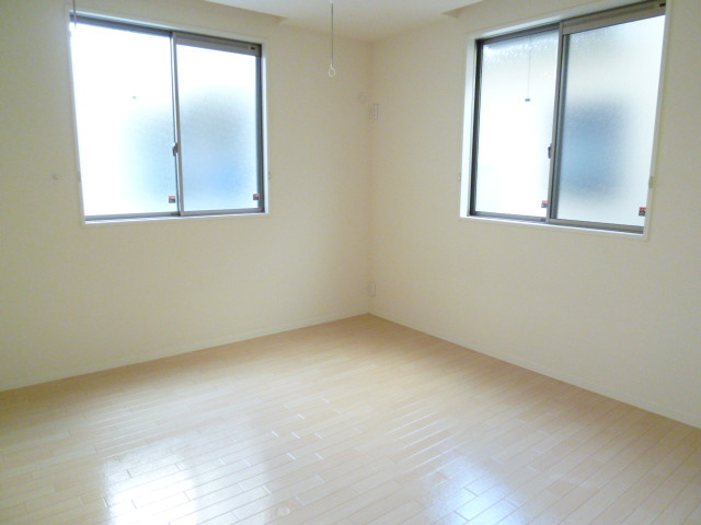 Other room space. Bright room with many windows in the corner room!