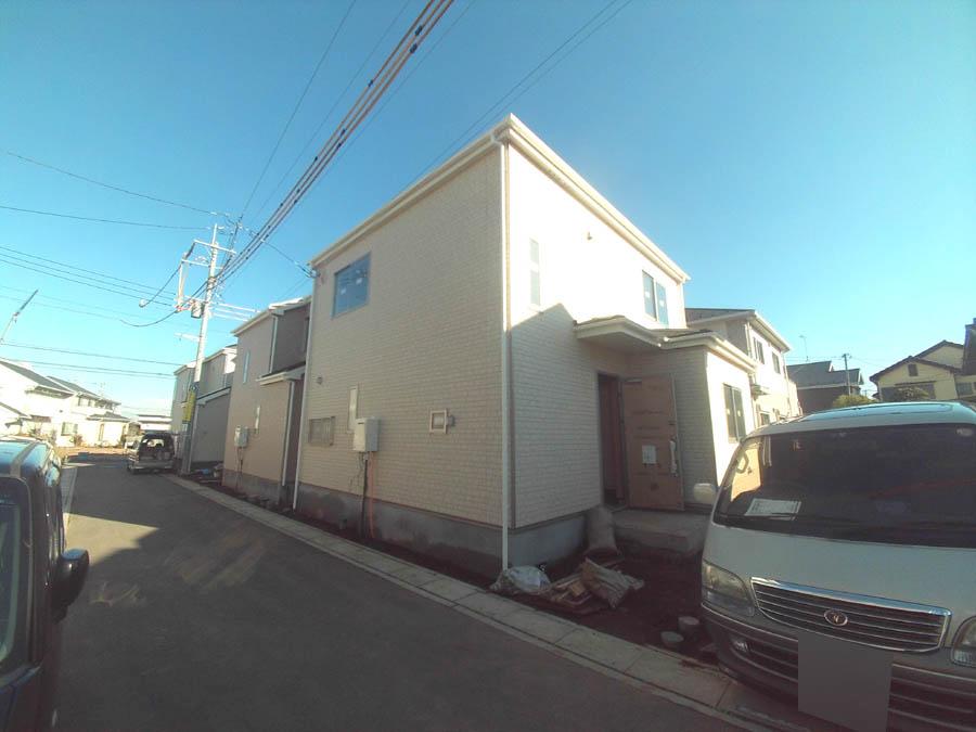 Local photos, including front road. We offer the same use the finished model house of this property. Please feel free to contact us. 