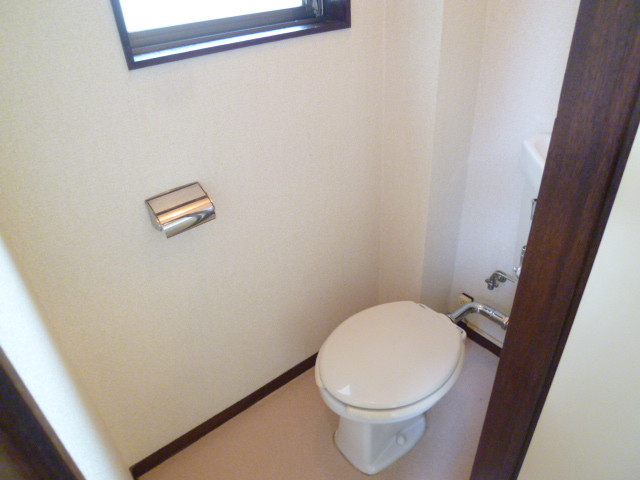 Toilet. The window also was ventilated if easy
