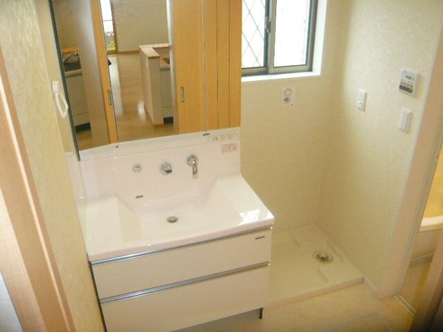 Wash basin, toilet. Standard specification is a washstand
