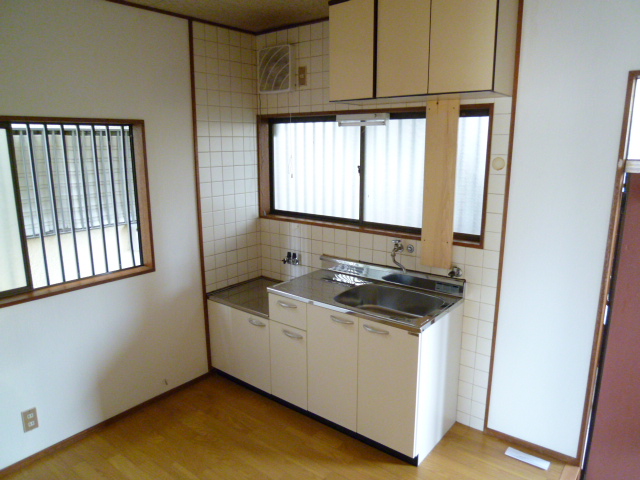 Kitchen. The window also was ventilated if easy, Bright kitchen!