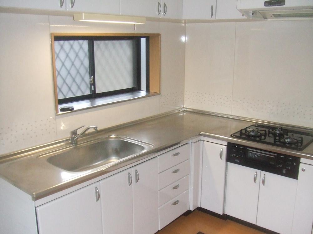 Kitchen. L-shaped shiny kitchen Ease of use is also good.