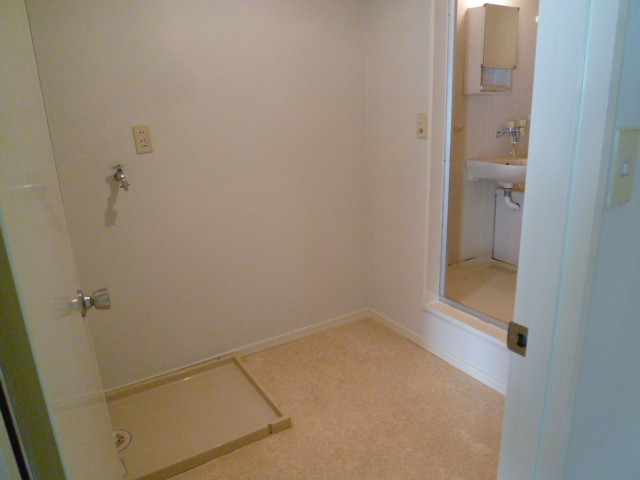 Other room space. There is a spacious a dressing room! Washing machine storage is also of course the room!