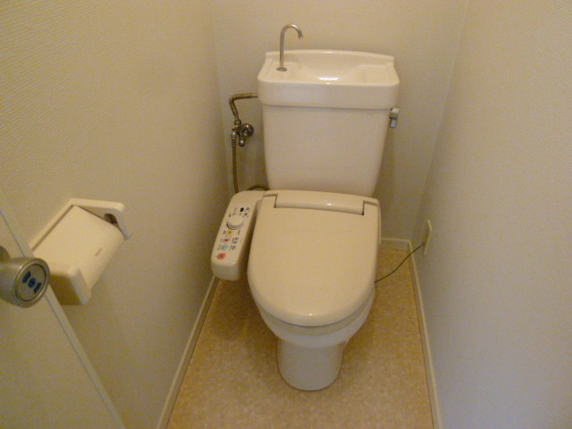Toilet. It is with warm water washing toilet seat! !