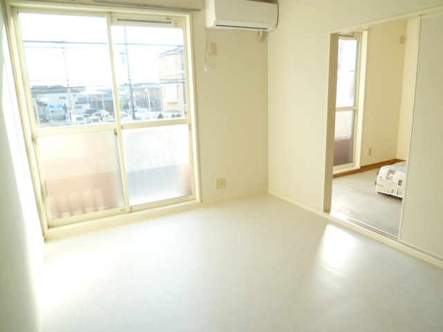 Other room space. It is a winter warm summer cool and comfortable Tsuite air conditioning
