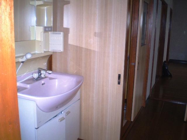 Wash basin, toilet. June 2012 shooting
