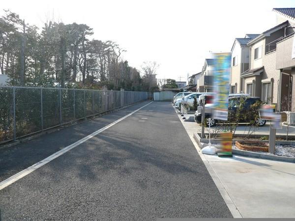 Local photos, including front road. It is safe to traffic less small children.