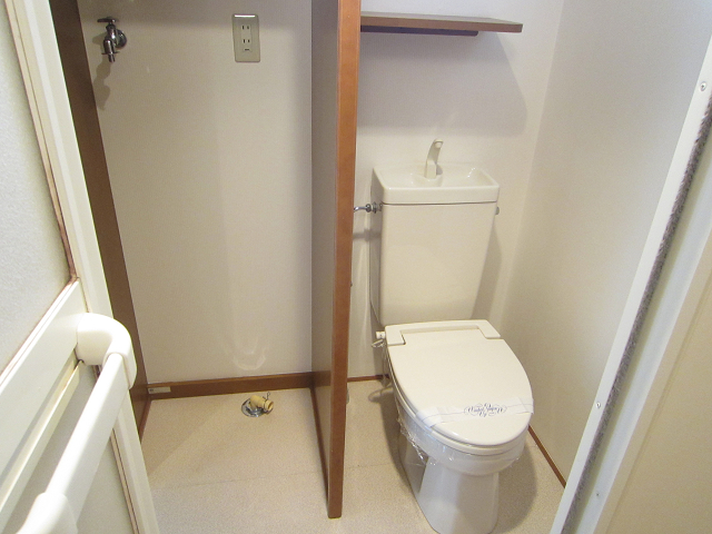 Toilet. The same floor plan reversal type reference photograph