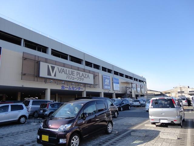 Shopping centre. Value Plaza up to 610m