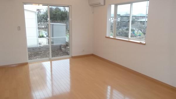Living. Spacious 10 Pledge living