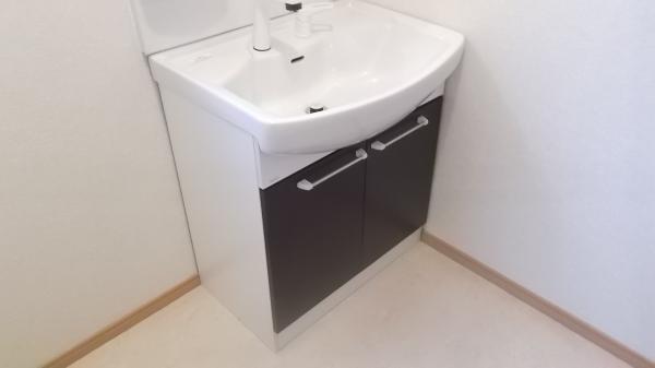 Wash basin, toilet. Washbasin new