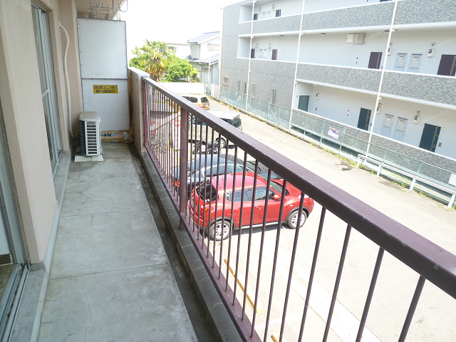 Balcony. Spacious balcony! Also dry well laundry at the south-facing!