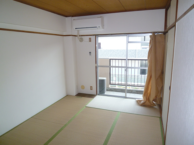 Other room space. It is soothing Japanese-style room. Air conditioning also comes with 1 groups! !