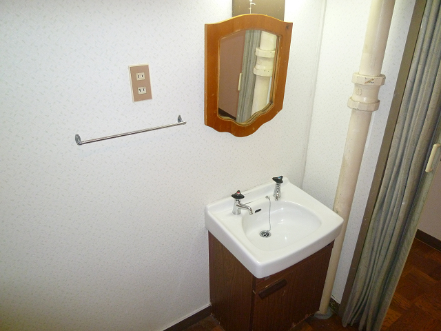 Washroom. Independent wash basin! It comes with Even mirror! !