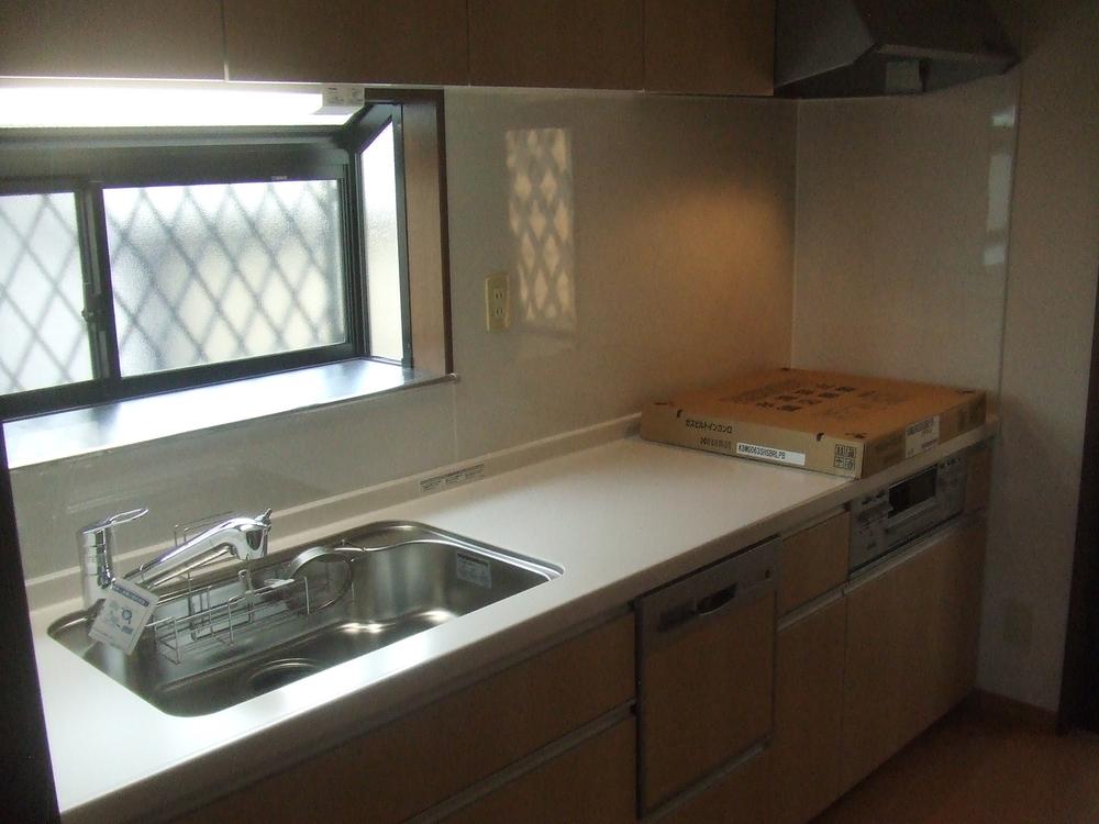 Kitchen. Renovation completed ☆ Garden & amp in the south road; amp; parking space parallel two ☆ The room is clean and shiny in the house cleaning and renovation.  ☆ It can be changed from 2LDK to 3LDK! !
