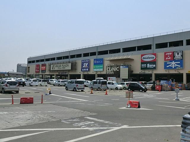 Shopping centre. Value Plaza up to 272m