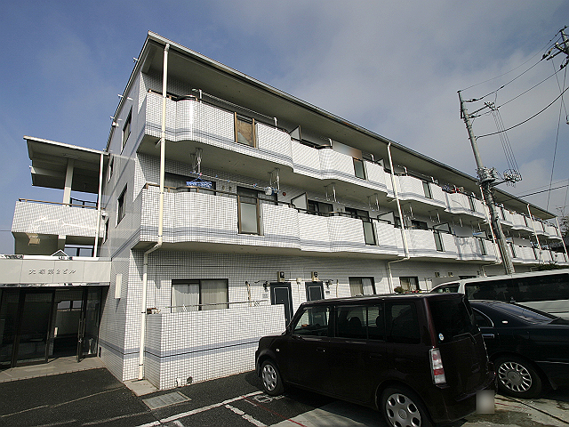 Building appearance. South-facing property Parking in front of the eyes