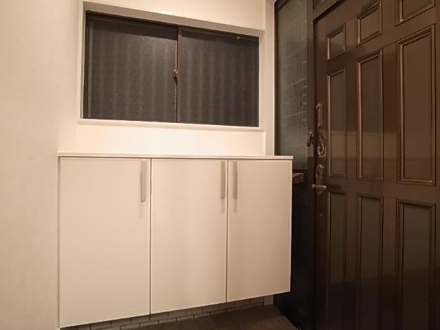Entrance. Float type shoe box