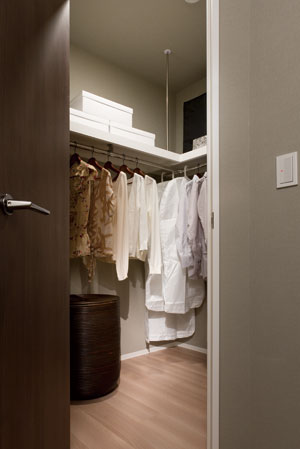 Receipt.  [Walk-in closet] Walk-in closet that can confirm the stored items at a glance is, Large-scale storage with the size of the room. In addition to the storage of a number of clothing, Drawer to feet and chest, You can put even shoe box.  ※ C ・ Ctr ・ K ・ Except Ktr type