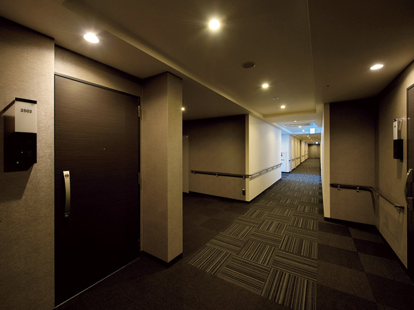 Features of the building.  [Inner hallway] It adopted the "inner corridor" to enhance the private property. By not providing the dwelling of windows facing the corridor,  With to reduce the noise from the outside, Protect your privacy, It has extended crime prevention effect. (March 2013 shooting)