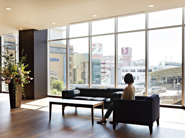 Buildings and facilities. Overlooking the JR "Ageo" station from the third floor of the entrance hall in the apartment. In the same sense as this closeness is at home in front of the station rotary, You can feel a high level of convenience. Leisurely sofa is arranged in the entrance hall, Spread luxurious space. (September 2013 shooting)