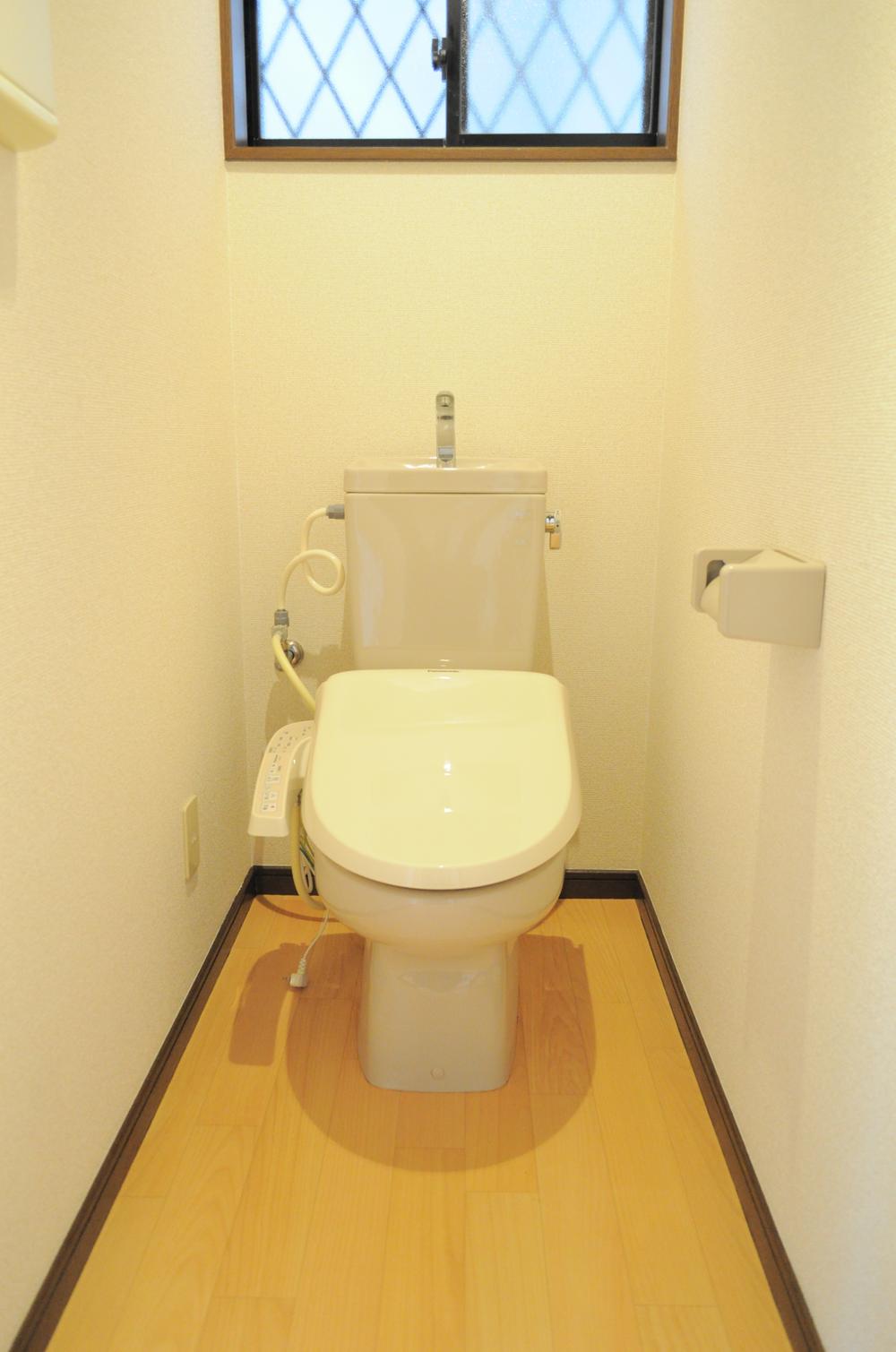Toilet. Indoor (12 May 2013) Shooting
