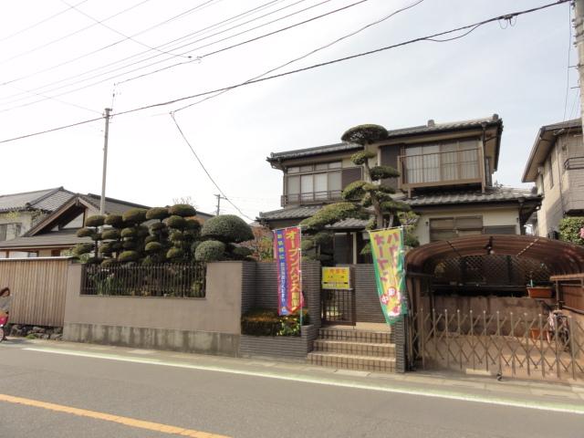 Local appearance photo. Facing the wide public road, Sunny! 