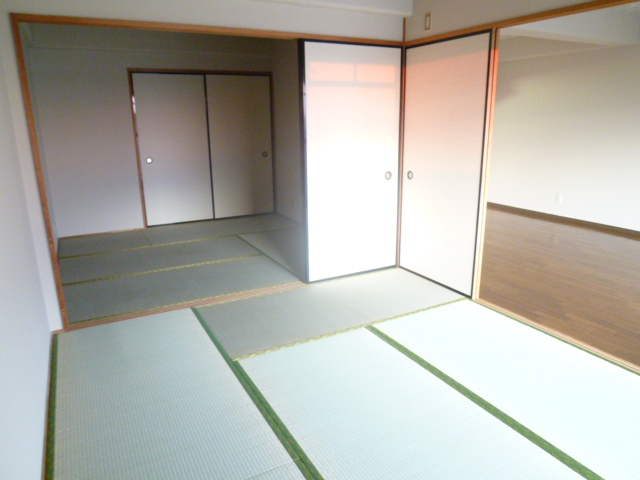 Other room space. But it is not quite I continue between the Japanese-style room. 