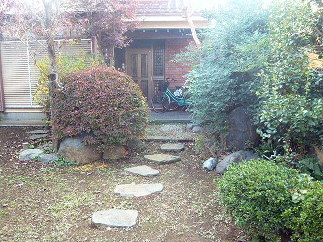 Entrance. It is also Japanese style Go - stones to the entrance