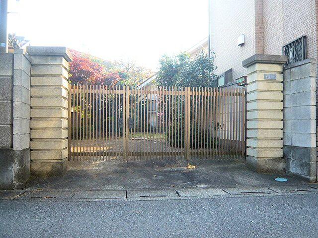 Local appearance photo. Gate of the wide width I feel the weight