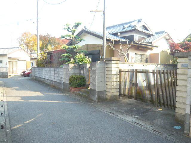Local photos, including front road. It is a quiet residential area