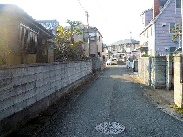 Local photos, including front road. Before the road width is 4m.