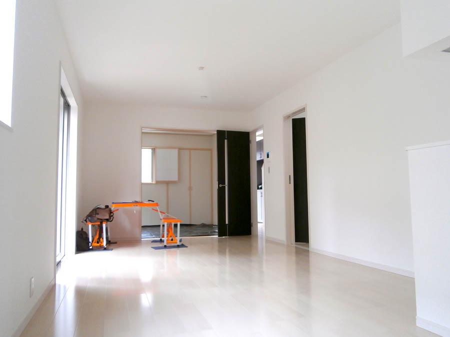 Living. Was building completed. Such as the actual image from per yang, We have to wait all the time so you can see directly. 