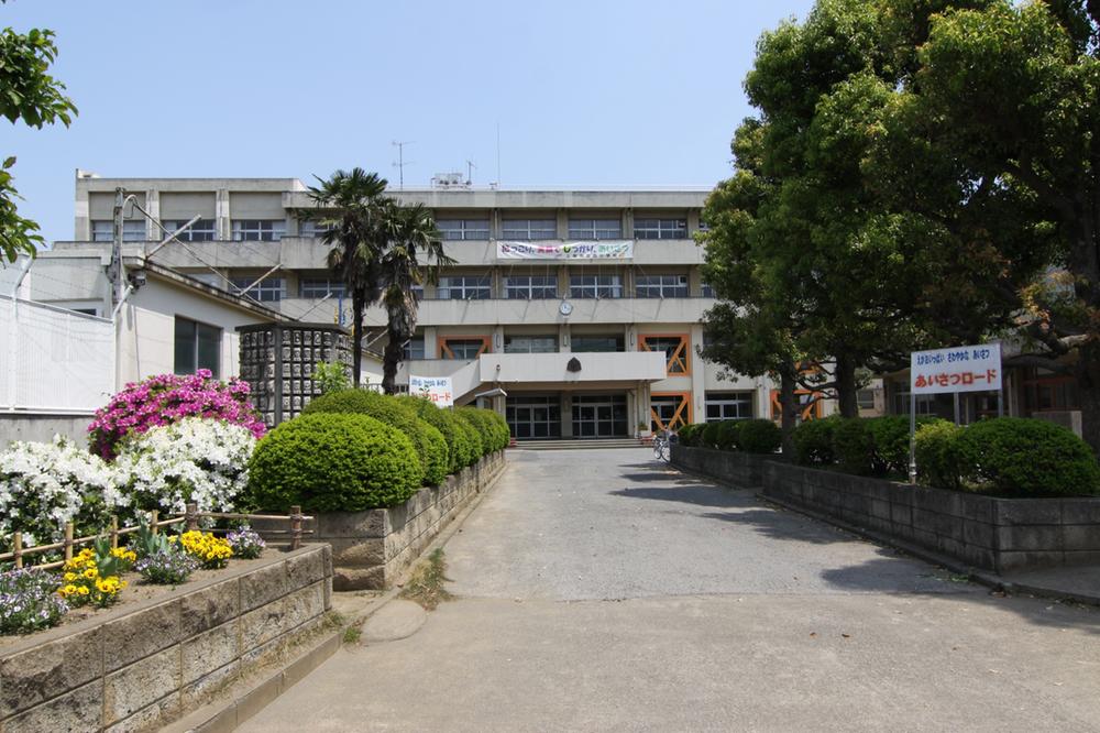 Primary school. 1610m to Oishi elementary school