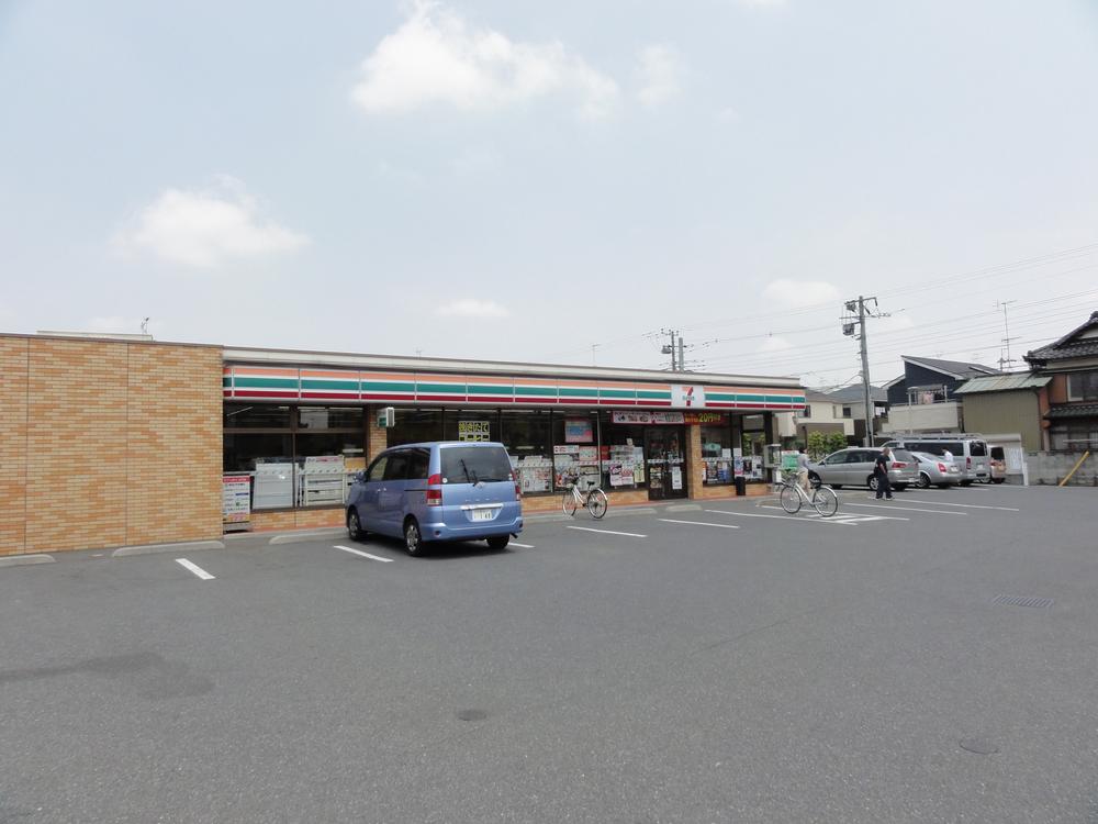 Convenience store. 630m to Seven-Eleven