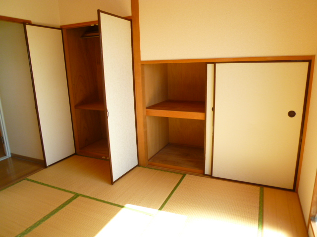 Receipt. Japanese-style room of storage is plenty!