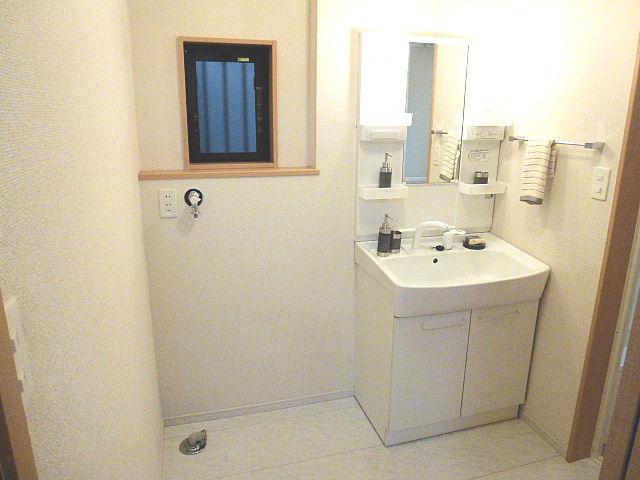 Wash basin, toilet. Indoor (12 May 2013) Shooting