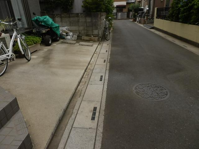 Local appearance photo. Is parking ordinary car enters.