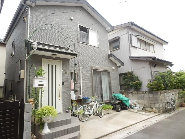 Local appearance photo. Stylish building of custom home.