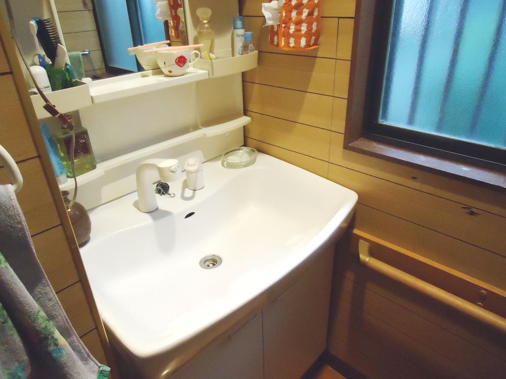 Wash basin, toilet. Indoor (11 May 2013) Shooting