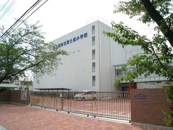 Primary school. Ageo Municipal Fujimi to elementary school 990m