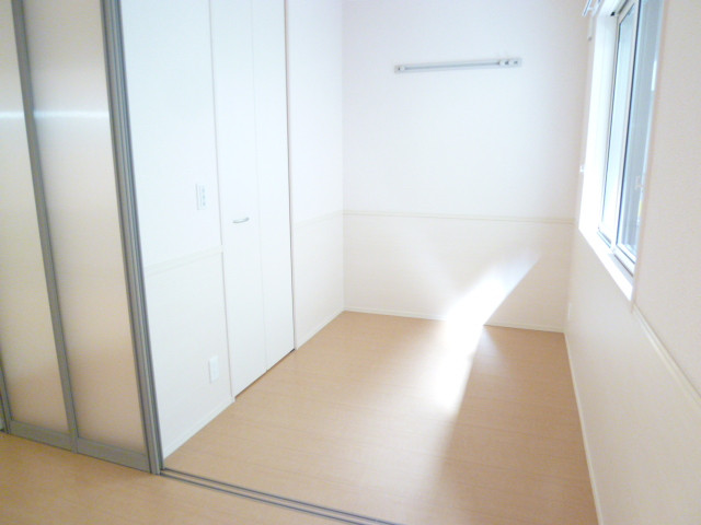 Other room space. There is also a bedroom. It is put semi-double
