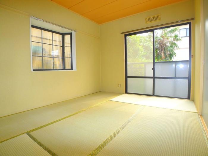 Living and room. Japanese-style room ・ There is a bay window