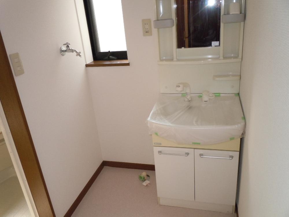 Wash basin, toilet